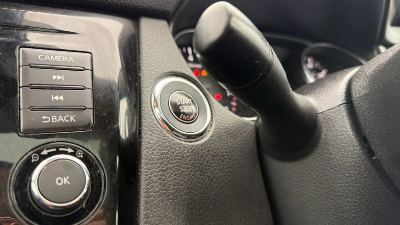 Nissan Qashqai 1.3 DiG-T N-Connecta 5dr [Glass Roof Pack] Petrol Hatchback